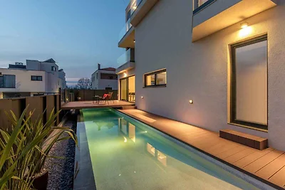 Villa mit Pool in Strandnähe