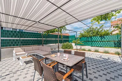Ferienhaus mit Blick auf den Hof und den Pool