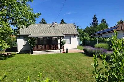 Ferienhaus mit Spielzeug im Garten