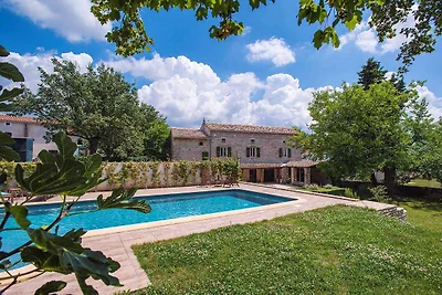 Villa mit Garten und Pool