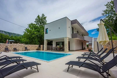 Ferienhaus mit Pool und Klimaanlage