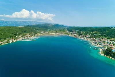 Erholsames Ferienhaus Josip R in Supetarska