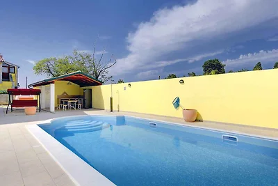 Villa mit Pool und Terrasse