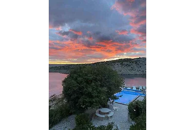 Villa mit Swimmingpool und Meerblick