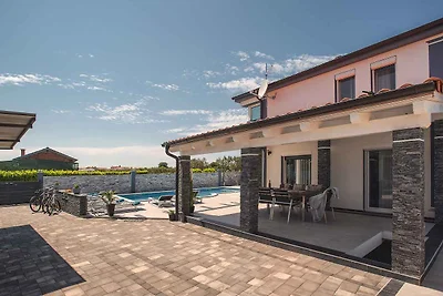 Villa mit Pool, gemütlichen Terrassen und