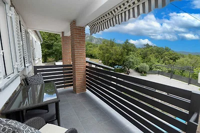 Villa mit Swimmingpool und Gartenküche mit