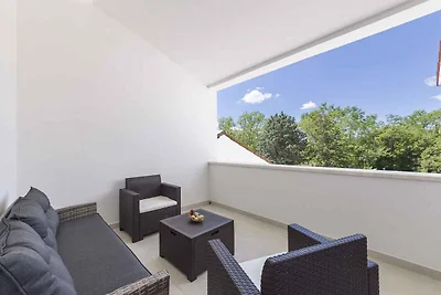 Villa mit Pool auf grossem Grundstück