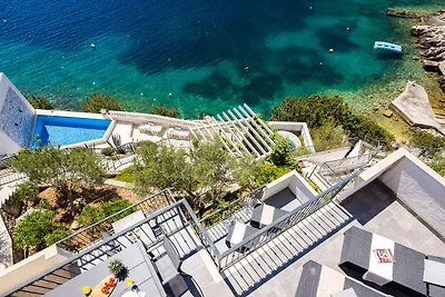 Villa mit Pool und Meerblick