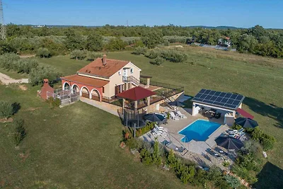 Villa mit Pool und Klimaanlage