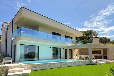 Villa mit Pool und Panoramablick