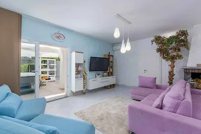Villa mit Pool und Garten in ruhigen Dorf in 