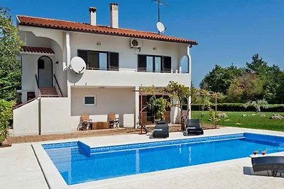 Ferienwohnung mit privatem Pool und Garten