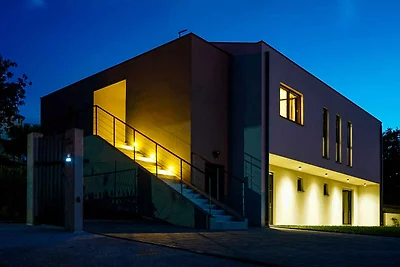 Villa mit Swimmingpool und grossem Garten