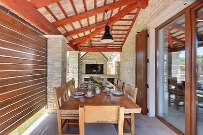 Villa mit Pool und Meerblick