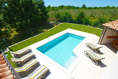 Villa mit Pool und Klimaanlage