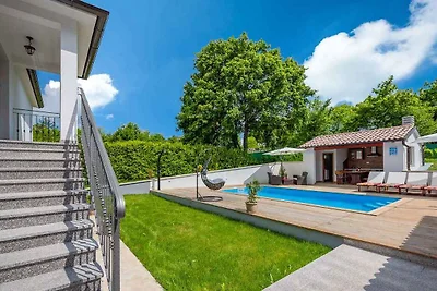 Villa mit Swimmingpool und Gartenküche