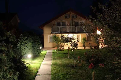 Ferienhaus direkt am Fluss mit Pool
