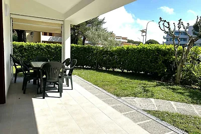 Villa mit Terasse und Garten