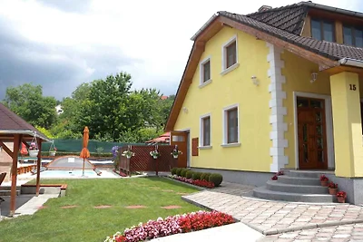 Ferienhaus mit Terrasse und Pool