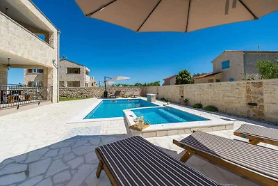 Ferienhaus mit Pool und Klimaanlage