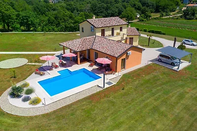 Villa mit Pool und WLAN