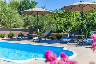 Villa mit Pool und Garten