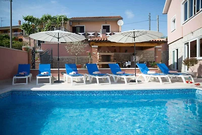 Ferienhaus Mit Pool und Wellnessbereich