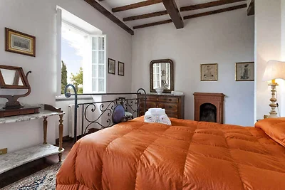 Villa umgeben von Olivenhainen und Pinienwald