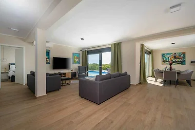 Luxusvilla mit Pool und Strandnähe im ruhigen