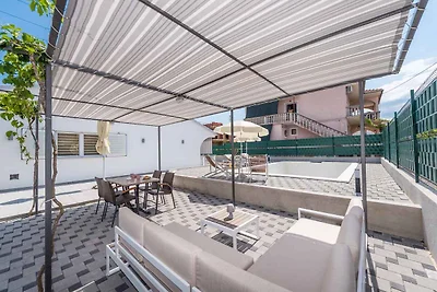 Ferienhaus mit Blick auf den Hof und den Pool