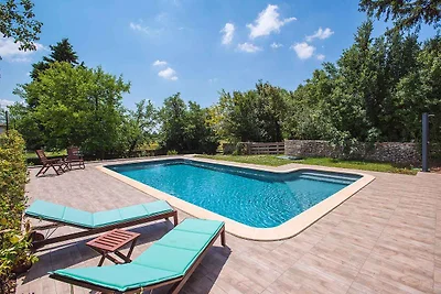 Villa mit Garten und Pool