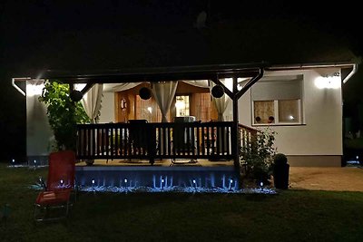 Ferienhaus mit Spielzeug im Garten
