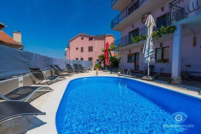 Ferienwohnung mit Poolnutzung und modern