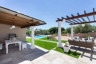 Villa mit Pool und Garten