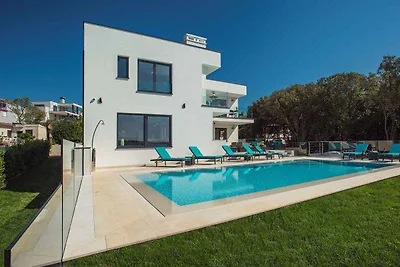 Villa mit Pool und Meerblick