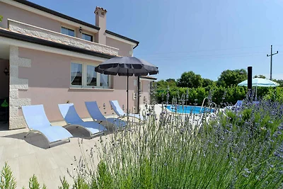Villa mit Pool und Klimaanlage