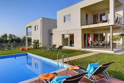 Villa mit Pool und Grill