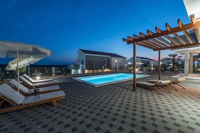 Villa mit Pool und WLAN
