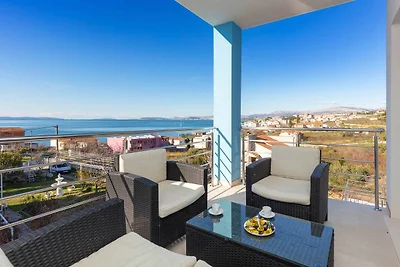 Villa mit Meerblick und Pool
