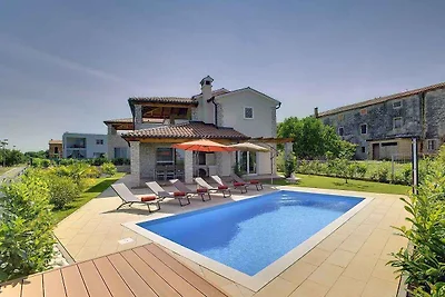 Villa mit Pool und Terrasse