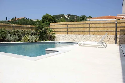 Ferienhaus mit Terrasse und Pool
