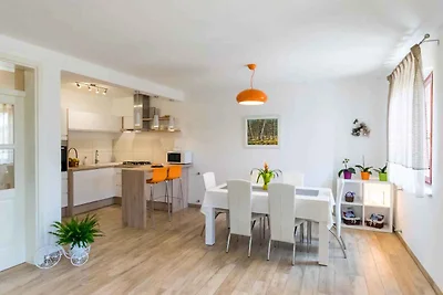 Ferienhaus mit Pool, modern eingerichtet