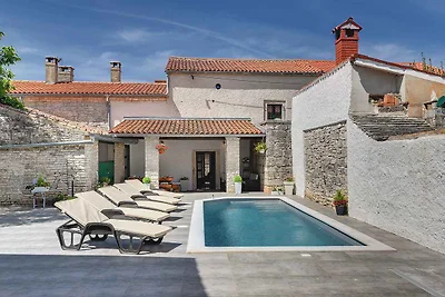 Villa mit Terrasse und Pool