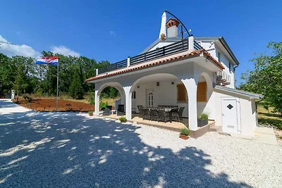Villa mit Terrasse und Pool