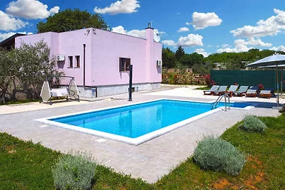 Villa mit Swimmingpool und grossem Garten