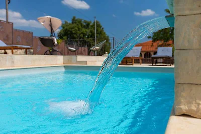 Villa mit Pool und Sonnenterrasse