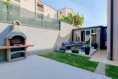 Ferienwohnung mit einer mit Tisch, Stühlen un