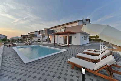 Villa mit Pool und WLAN