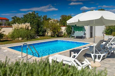 Villa mit Terrasse, Pool und Klimaanlage