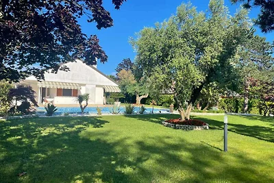 Ferienhaus mit Klimaanlage, Garten und Pool